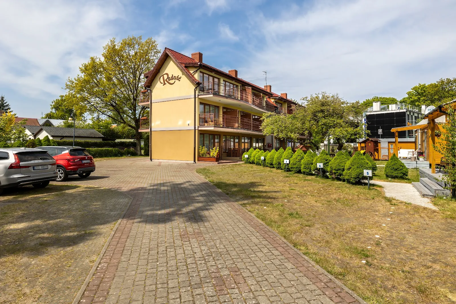 Budynek Radości i parking