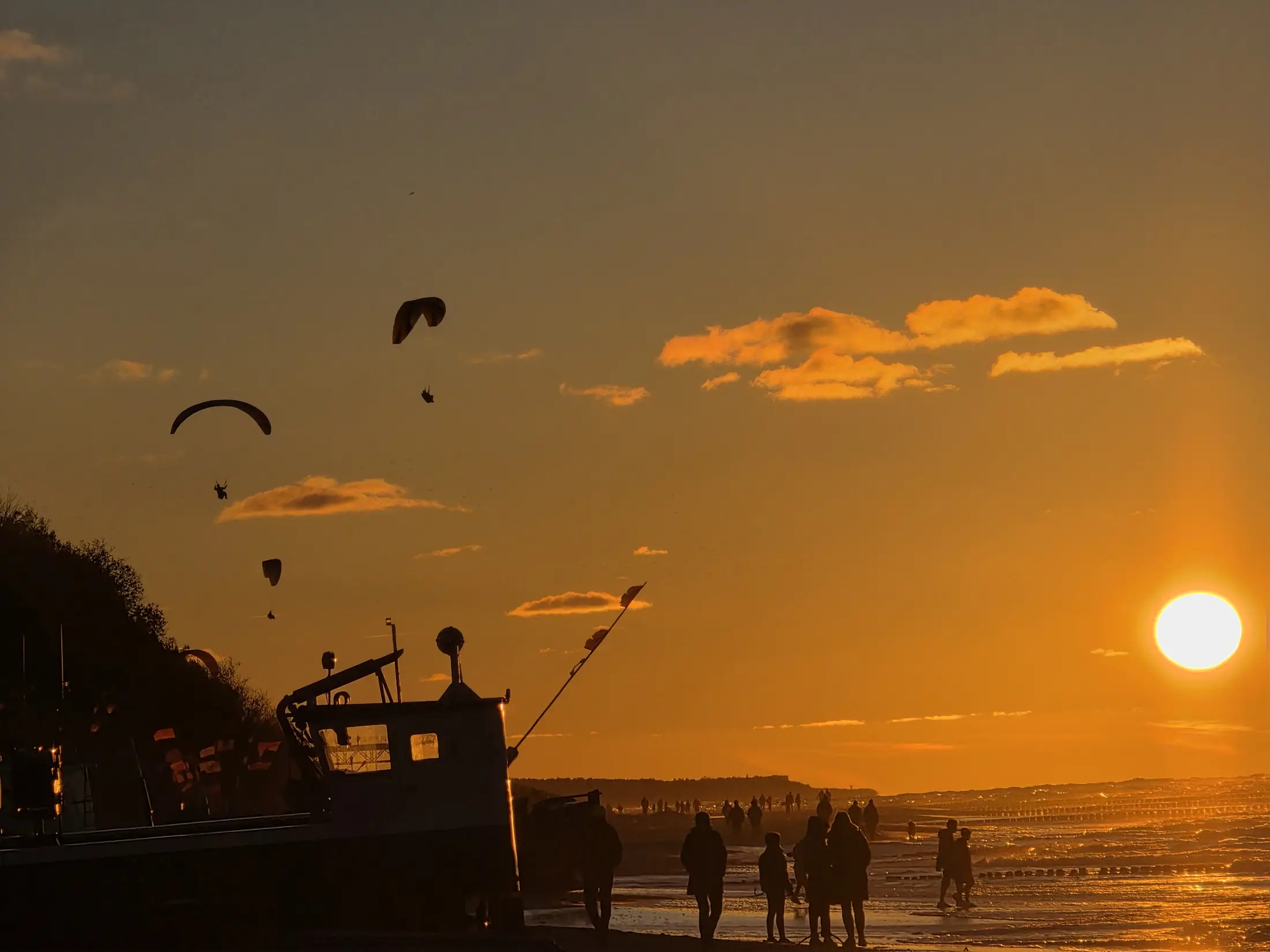 Plaża, kuter i zachód słońca w Rewalu